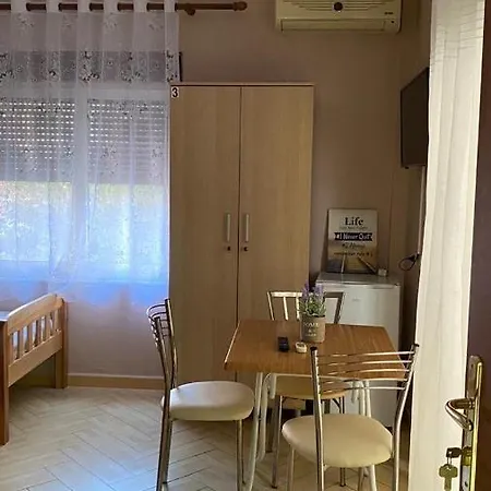 Bed and Breakfast 53 *